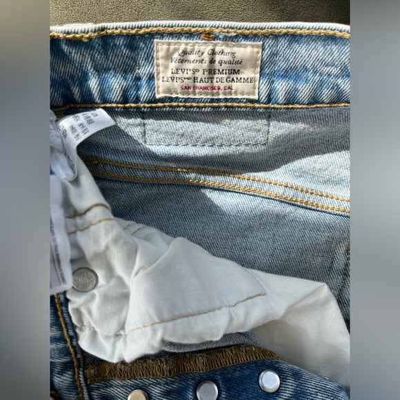 Light-wash Levi’s 501 skinny jeans with raw hem - Picture 6 of 10